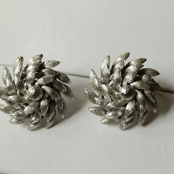 lisner Jewelry - Lisner vintage silver clip on earrings
